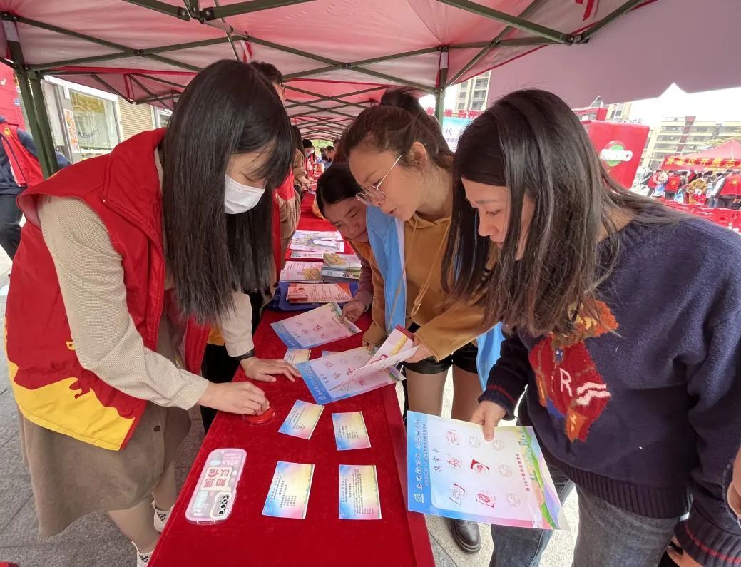 泉港区城管局开展“垃圾不落地”志愿服务活动