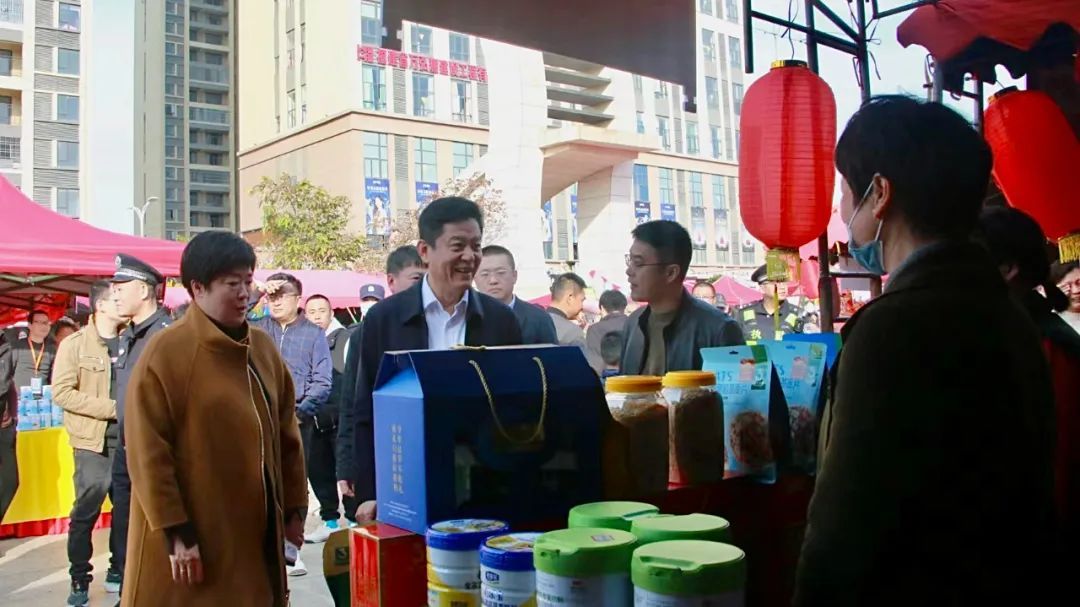 泉港区委主要领导调研后龙镇首届年货节