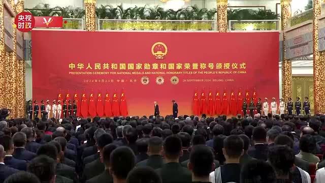 独家视频丨习近平向赵忠贤颁授“人民科学家”国家荣誉称号奖章