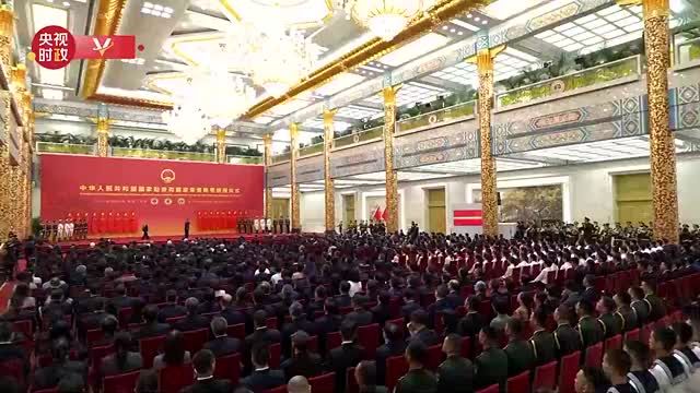 独家视频丨习近平向张燮林颁授“体育工作杰出贡献者”国家荣誉称号奖章