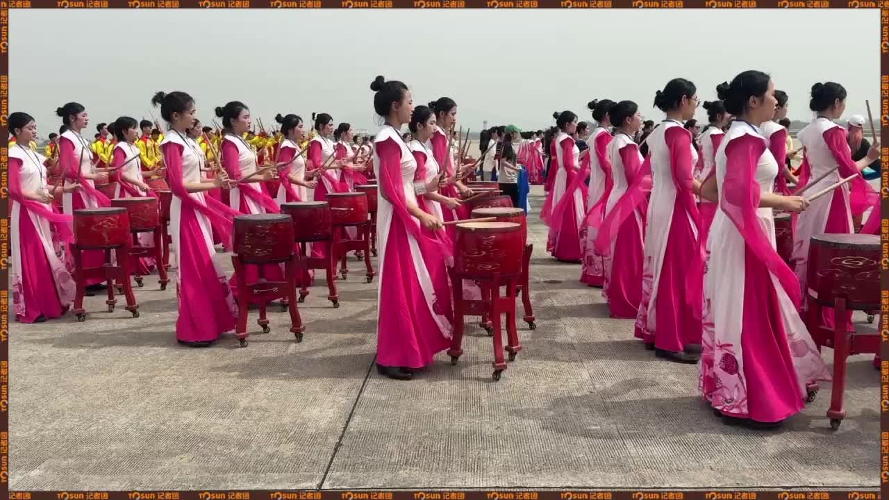 时政Vlog丨擂鼓声声 欢迎习主席抵达越南