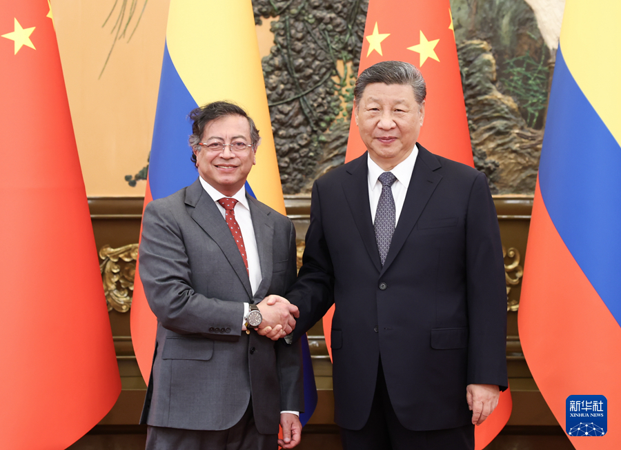 习近平会见智利总统博里奇