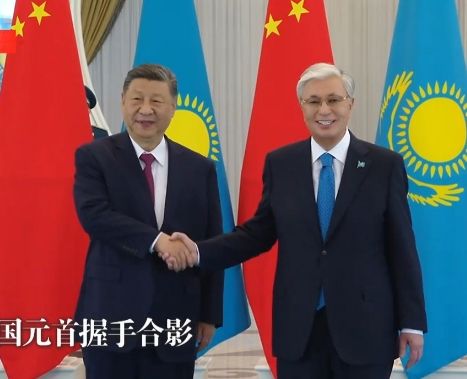 独家视频丨习近平抵达总统府 托卡耶夫迎接