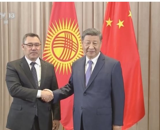 习近平会见吉尔吉斯斯坦总统扎帕罗夫