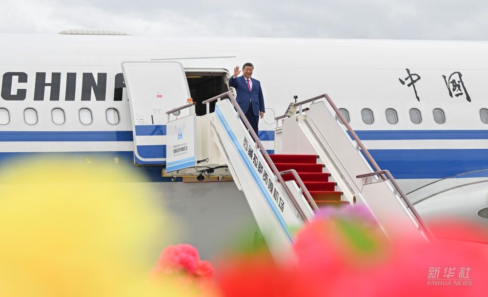 新华图讯｜习近平率中央代表团抵达拉萨出席西藏自治区成立60周年庆祝活动