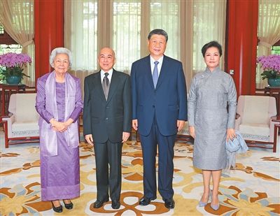 习近平夫妇会见柬埔寨国王西哈莫尼和太后莫尼列