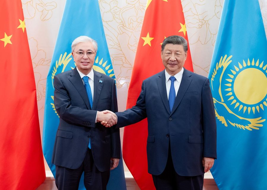 习近平会见哈萨克斯坦总统托卡耶夫
