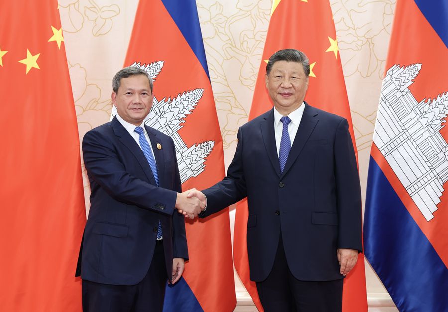 习近平会见柬埔寨首相洪玛奈