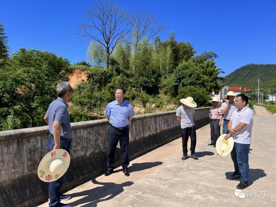 首页>长汀新闻>今日要闻>谢永军一行先后察看了闽江流域省控大坪山东