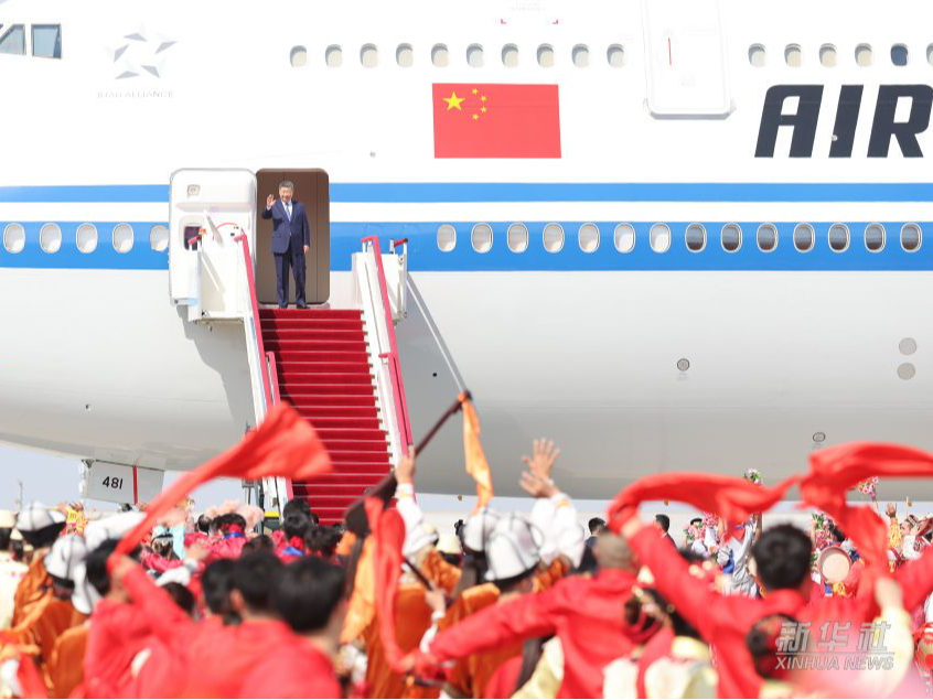 新华图讯丨习近平率中央代表团抵达乌鲁木齐出席新疆维吾尔自治区成立70周年庆祝活动
