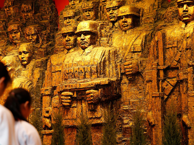 一习话·追光的你丨“伟大抗战精神，是中国人民弥足珍贵的精神财富”