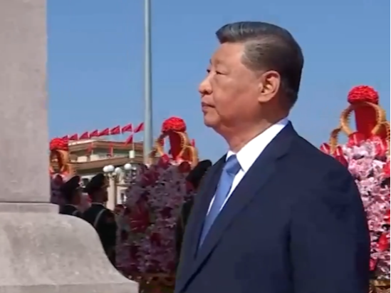 此行间·穿越时空的铭记！习近平深情瞻仰人民英雄纪念碑